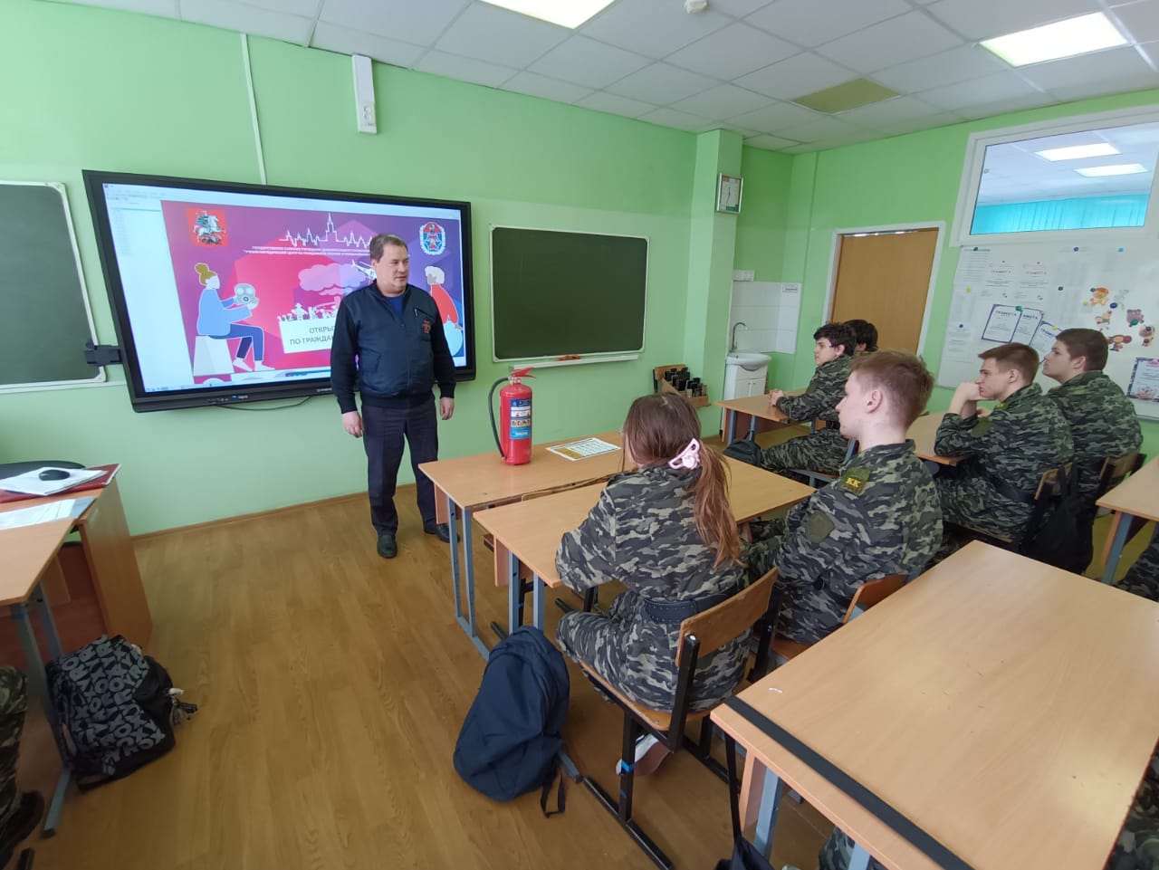 Московские спасатели проводят уроки по безопасности жизнедеятельности в школах новой Москвы