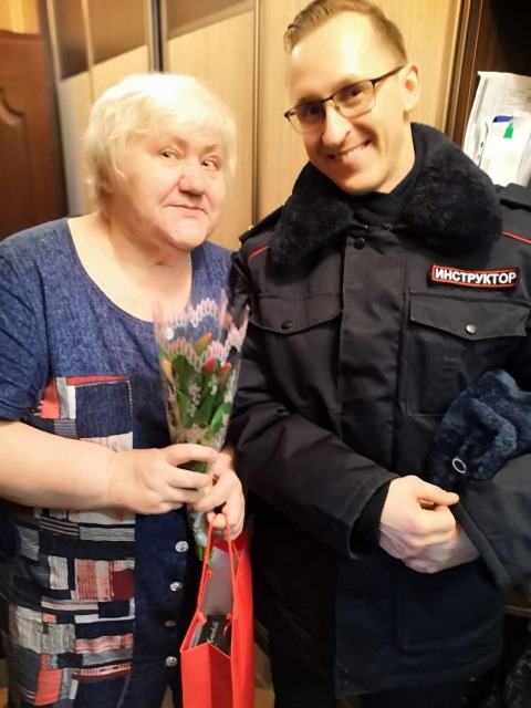 В Новой Москве сотрудники полиции поздравили вдов сотрудников, погибших при исполнении служебного долга с Международным женским днем
