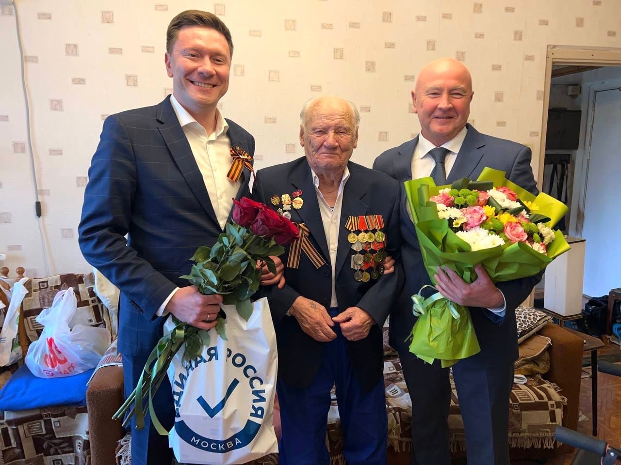 Александр Козлов поздравил сегодня ветеранов-героев